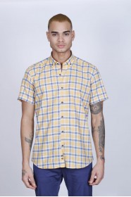 COTTON SHIRT IN YELLOW COLOUR, SHORT SLEEVES, AND REGULAR FIT MOLD.