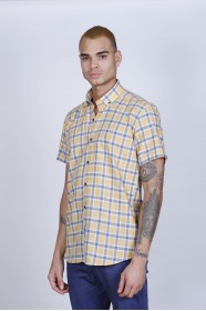 COTTON SHIRT IN YELLOW COLOUR, SHORT SLEEVES, AND REGULAR FIT MOLD.
