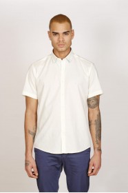COTTON SHIRT IN ECRU COLOUR, SHORT SLEEVES, AND REGULAR FIT MOLD.