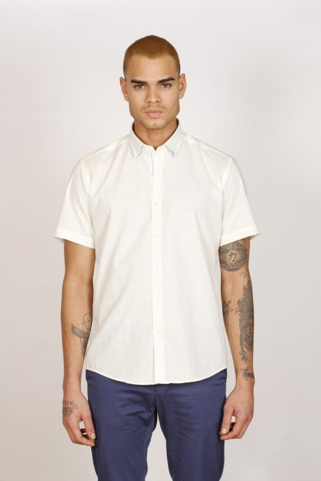COTTON SHIRT IN ECRU COLOUR, SHORT SLEEVES, AND REGULAR FIT MOLD.