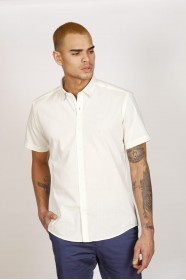 COTTON SHIRT IN ECRU COLOUR, SHORT SLEEVES, AND REGULAR FIT MOLD.