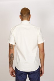 COTTON SHIRT IN ECRU COLOUR, SHORT SLEEVES, AND REGULAR FIT MOLD.
