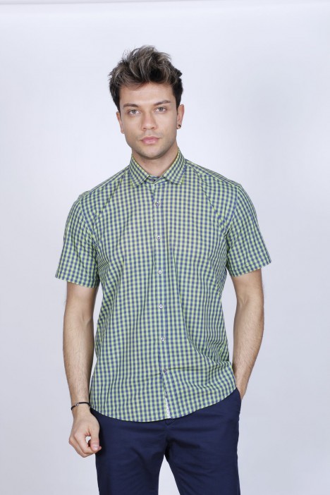 COTTON SHIRT IN GREEN COLOUR, SHORT SLEEVES, AND REGULAR FIT MOLD.