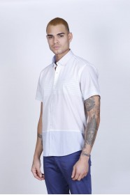 COTTON SHIRT IN BLUE COLOUR, SHORT SLEEVES, AND REGULAR FIT MOLD.
