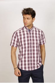COTTON SHIRT IN RED COLOUR, SHORT SLEEVES, AND REGULAR FIT MOLD.