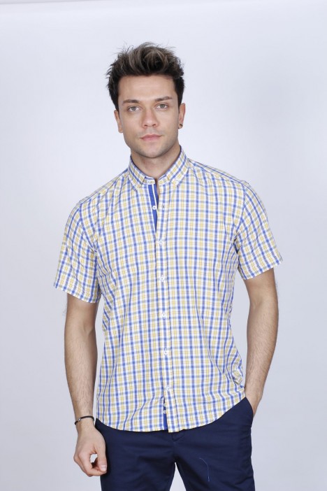 COTTON SHIRT IN YELLOW COLOUR, SHORT SLEEVES, AND REGULAR FIT MOLD.