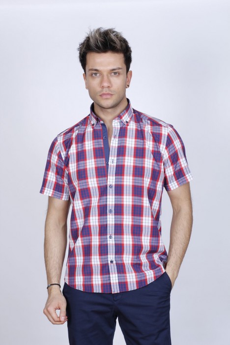 COTTON SHIRT IN RED COLOUR, SHORT SLEEVES, AND REGULAR FIT MOLD.
