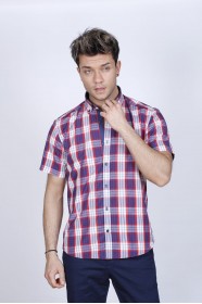 COTTON SHIRT IN RED COLOUR, SHORT SLEEVES, AND REGULAR FIT MOLD.
