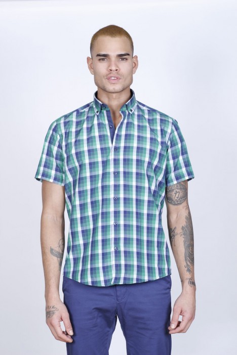 COTTON SHIRT IN GREEN COLOUR, SHORT SLEEVES, AND REGULAR FIT MOLD.
