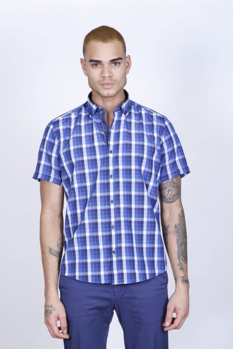 COTTON SHIRT IN SAX BLUE COLOUR, SHORT SLEEVES, AND REGULAR FIT MOLD.