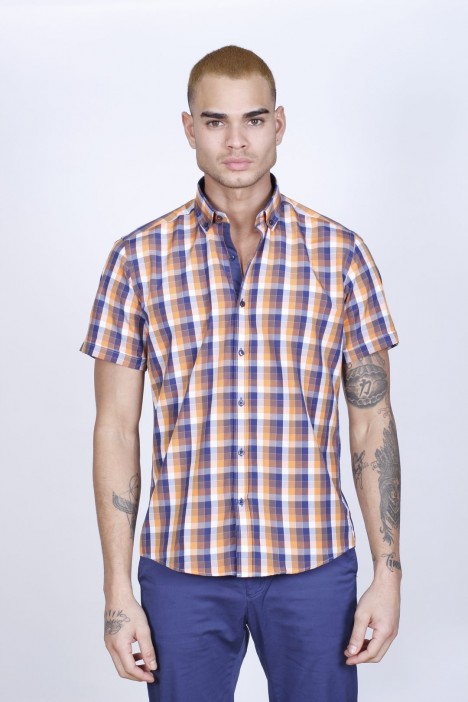 COTTON SHIRT IN YELLOW COLOUR, SHORT SLEEVES, AND REGULAR FIT MOLD.