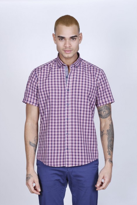 COTTON SHIRT IN RED COLOUR, SHORT SLEEVES, AND REGULAR FIT MOLD.