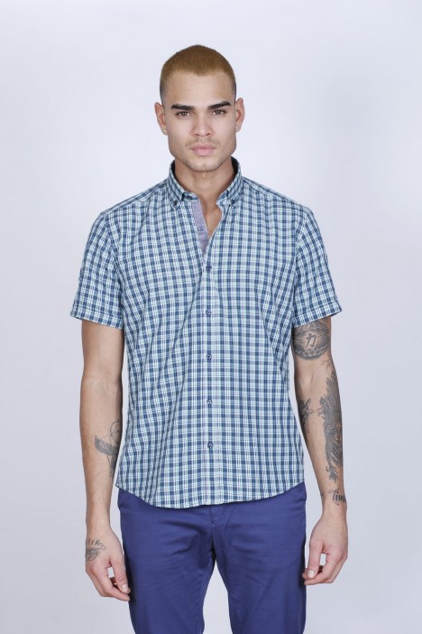 COTTON SHIRT IN GREEN COLOUR, SHORT SLEEVES, AND REGULAR FIT MOLD.