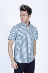 COTTON SHIRT IN GREEN COLOUR, SHORT SLEEVES, AND REGULAR FIT MOLD.