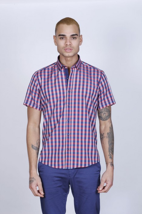 COTTON SHIRT IN RED COLOUR, SHORT SLEEVES, AND REGULAR FIT MOLD.