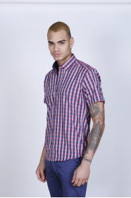 COTTON SHIRT IN RED COLOUR, SHORT SLEEVES, AND REGULAR FIT MOLD.