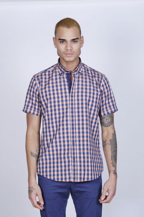 COTTON SHIRT IN YELLOW COLOUR, SHORT SLEEVES, AND REGULAR FIT MOLD.