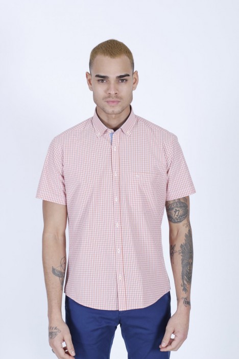 COTTON SHIRT IN YELLOW COLOUR, SHORT SLEEVES, AND REGULAR FIT MOLD.
