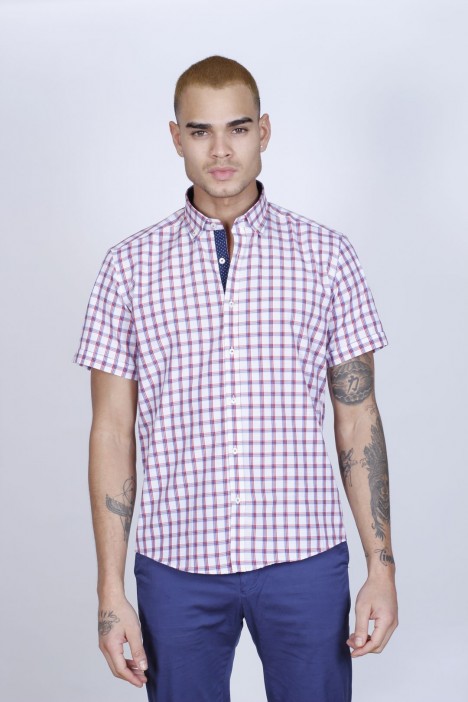 COTTON SHIRT IN RED COLOUR, SHORT SLEEVES, AND REGULAR FIT MOLD.