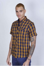 SPORT COTTON SHIRT IN MUSTARD COLORED, SHORT SLEEVE, SNAP-BUTTON ON THE FRONT.