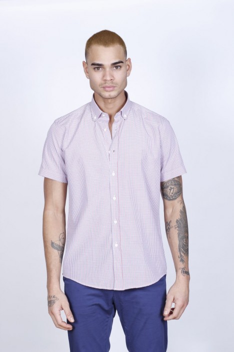 COTTON SHIRT IN RED COLOUR, SHORT SLEEVES, AND REGULAR FIT MOLD.