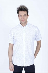 COTTON SHIRT IN WHITE COLOUR, SHORT SLEEVES, AND REGULAR FIT MOLD.