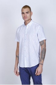 COTTON SHIRT IN WHITE COLOUR, SHORT SLEEVES, AND REGULAR FIT MOLD.