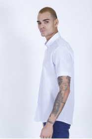 COTTON SHIRT IN BLUE COLOUR, SHORT SLEEVES, AND REGULAR FIT MOLD.
