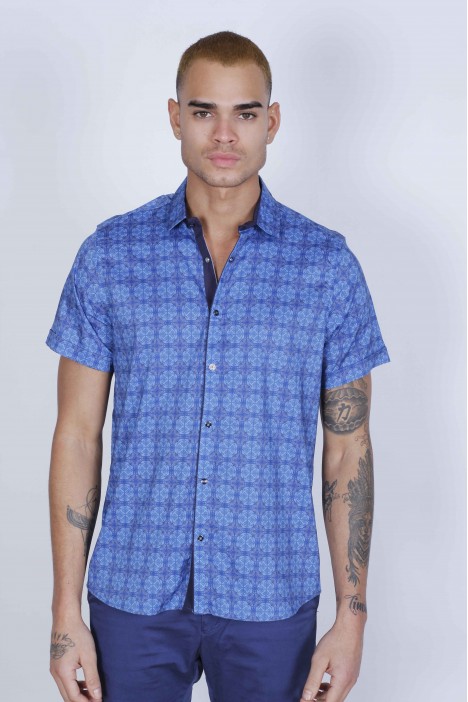 SPORT COTTON SHIRT IN BLUE COLORED, SHORT SLEEVE, SNAP-BUTTON ON THE FRONT.