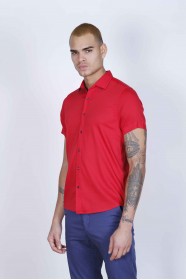 SLIM-FIT COTTON SHIRT IN RED COLORED, SHORT SLEEVE, SNAP-BUTTON ON THE FRONT.