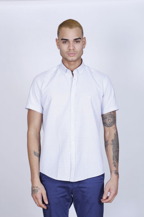 COTTON SHIRT IN WHITE COLOUR, SHORT SLEEVES, AND REGULAR FIT MOLD.