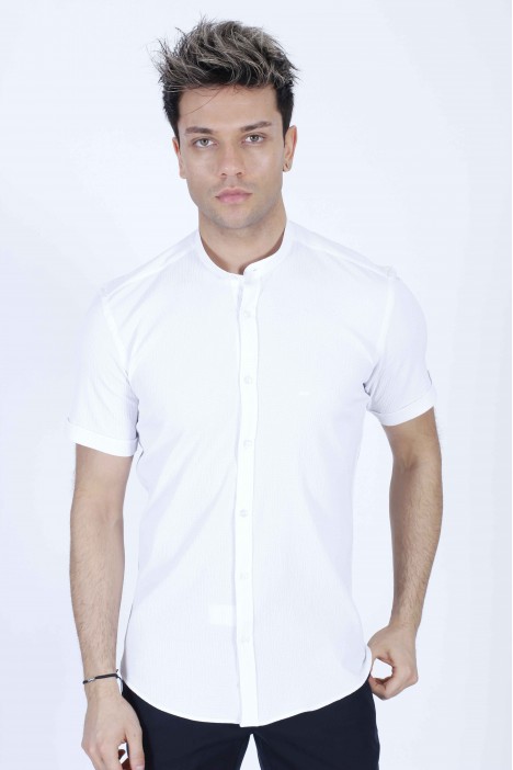 COTTON SHIRT IN WHITE COLOUR, SHORT SLEEVES, AND REGULAR FIT MOLD.