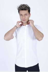 COTTON SHIRT IN WHITE COLOUR, SHORT SLEEVES, AND REGULAR FIT MOLD.