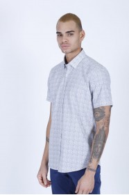 COTTON SHIRT IN PARLIAMENT COLOUR, SHORT SLEEVES, AND REGULAR FIT MOLD.