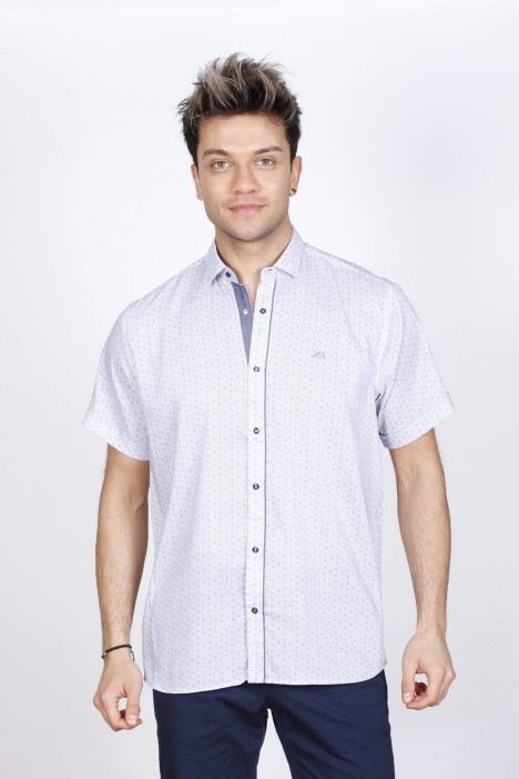 REGULAR-FIT COTTON SHIRT IN CREAM COLOR, SHORT SLEEVES AND BUTTONS ON THE FRONT.