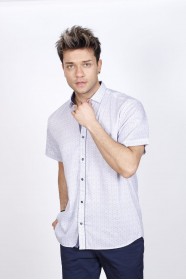 REGULAR-FIT COTTON SHIRT IN CREAM COLOR, SHORT SLEEVES AND BUTTONS ON THE FRONT.