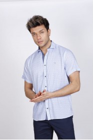 REGULAR-FIT COTTON SHIRT IN LIGHT BLUE, SHORT SLEEVES AND BUTTONS ON THE FRONT.