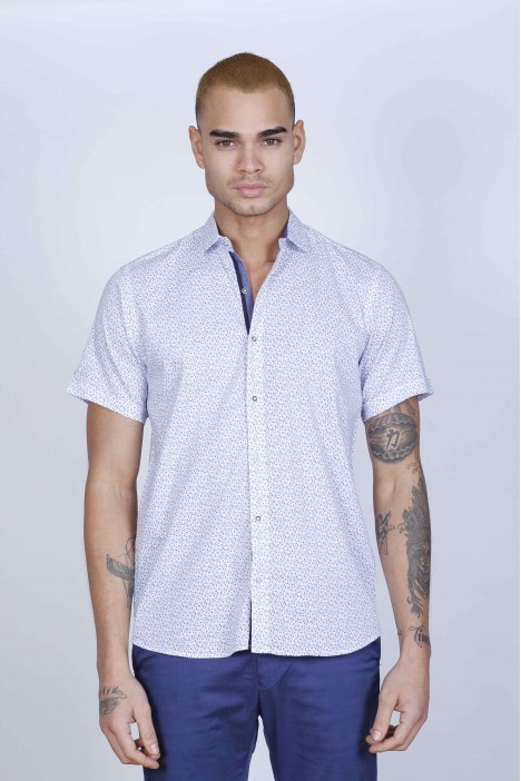 REGULAR-FIT COTTON SHIRT IN WHITE COLOR, SHORT SLEEVES AND BUTTONS ON THE FRONT.