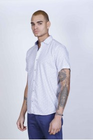 REGULAR-FIT COTTON SHIRT IN WHITE COLOR, SHORT SLEEVES AND BUTTONS ON THE FRONT.