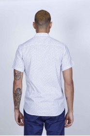 REGULAR-FIT COTTON SHIRT IN WHITE COLOR, SHORT SLEEVES AND BUTTONS ON THE FRONT.