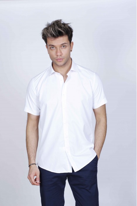 COTTON SHIRT IN WHITE COLOUR, SHORT SLEEVES, AND REGULAR FIT MOLD.