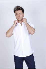 COTTON SHIRT IN WHITE COLOUR, SHORT SLEEVES, AND REGULAR FIT MOLD.