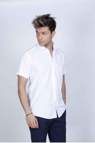 COTTON SHIRT IN WHITE COLOUR, SHORT SLEEVES, AND REGULAR FIT MOLD.