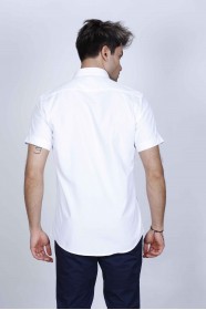 COTTON SHIRT IN WHITE COLOUR, SHORT SLEEVES, AND REGULAR FIT MOLD.