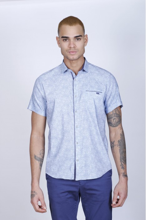 REGULAR-FIT COTTON SHIRT IN WHITE, SHORT SLEEVES AND BUTTONS ON THE FRONT.