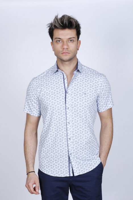 REGULAR-FIT COTTON SHIRT IN WHITE, SHORT SLEEVES AND BUTTONS ON THE FRONT.