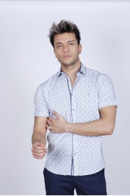 REGULAR-FIT COTTON SHIRT IN WHITE, SHORT SLEEVES AND BUTTONS ON THE FRONT.