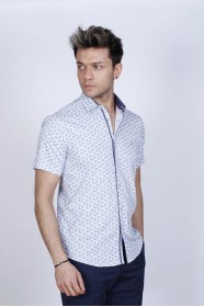 REGULAR-FIT COTTON SHIRT IN WHITE, SHORT SLEEVES AND BUTTONS ON THE FRONT.