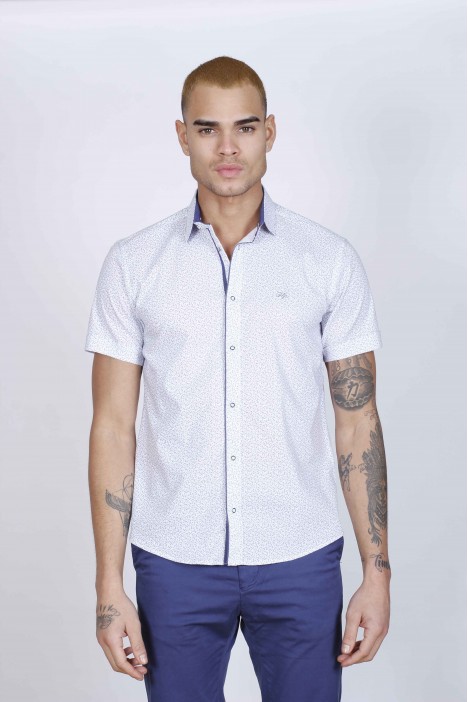 REGULAR-FIT COTTON SHIRT IN WHITE, SHORT SLEEVES AND BUTTONS ON THE FRONT.