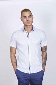 REGULAR-FIT COTTON SHIRT IN WHITE, SHORT SLEEVES AND BUTTONS ON THE FRONT.
